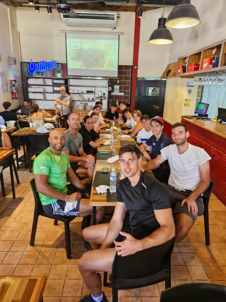 De droite à gauche : Alexis Klegou, Pablo Minutella, Cathy Caverzasio, Emilie Chablaix, Noah Riccitelli, Asaf Schwartz, Ehad Dina, Arthur Laborde, Théo Hegetschweiler, Tymur Bieldiugin, Damien Wenger, Killian Feldbauch, Nicolas Parizzia et Marco Luparo